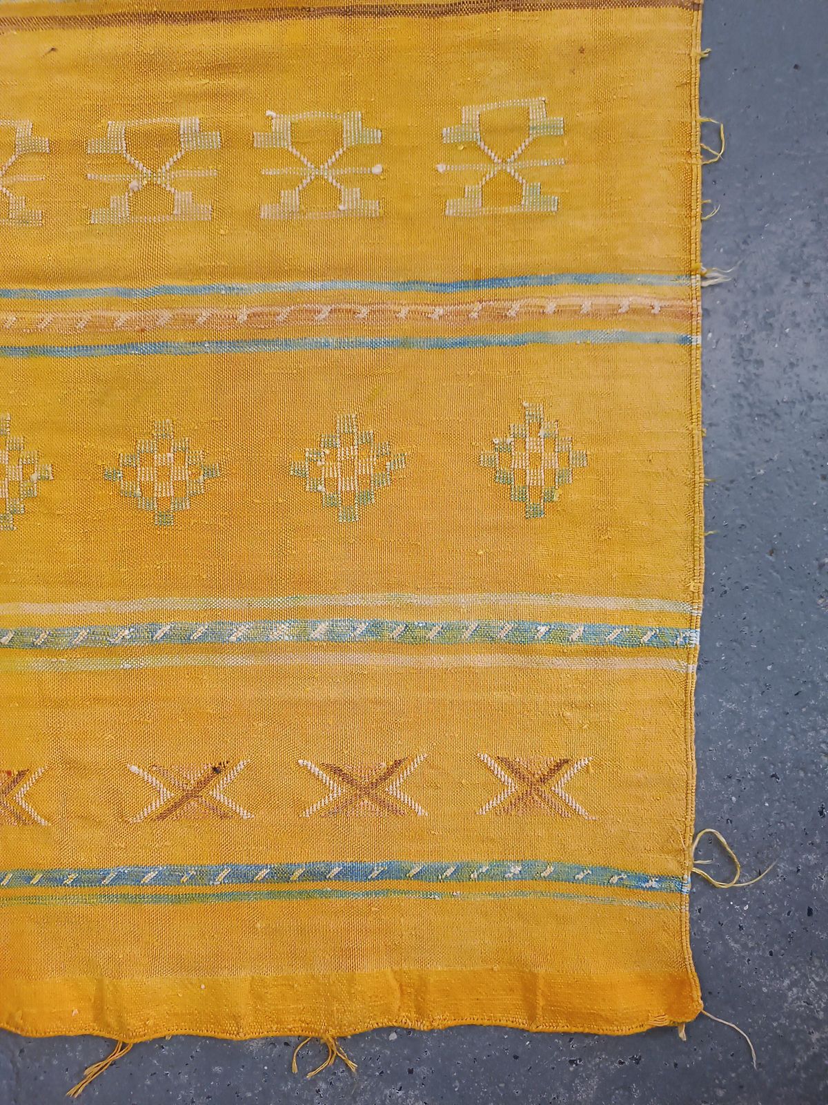 photo for sale Tapis de couloir marocain berbère tissé à la main, laine tribale jaune moutarde