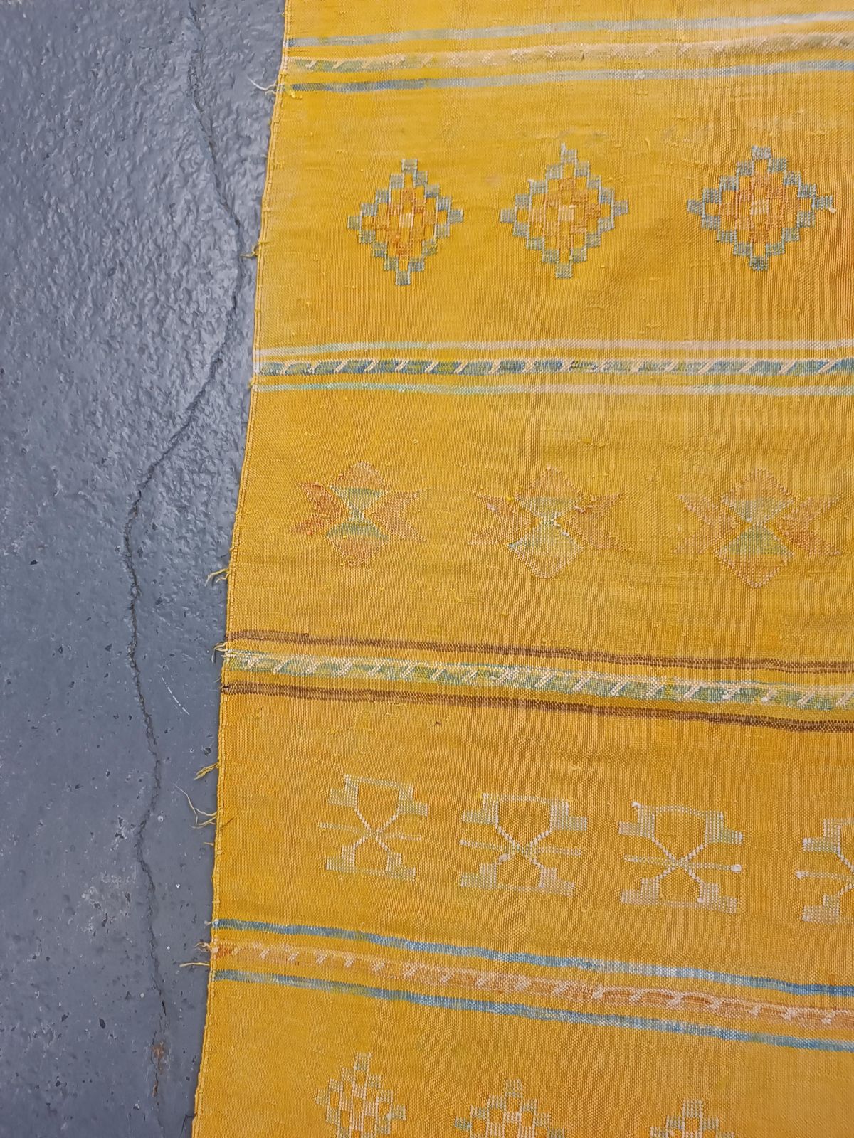photo vinterior Tapis de couloir marocain berbère tissé à la main, laine tribale jaune moutarde