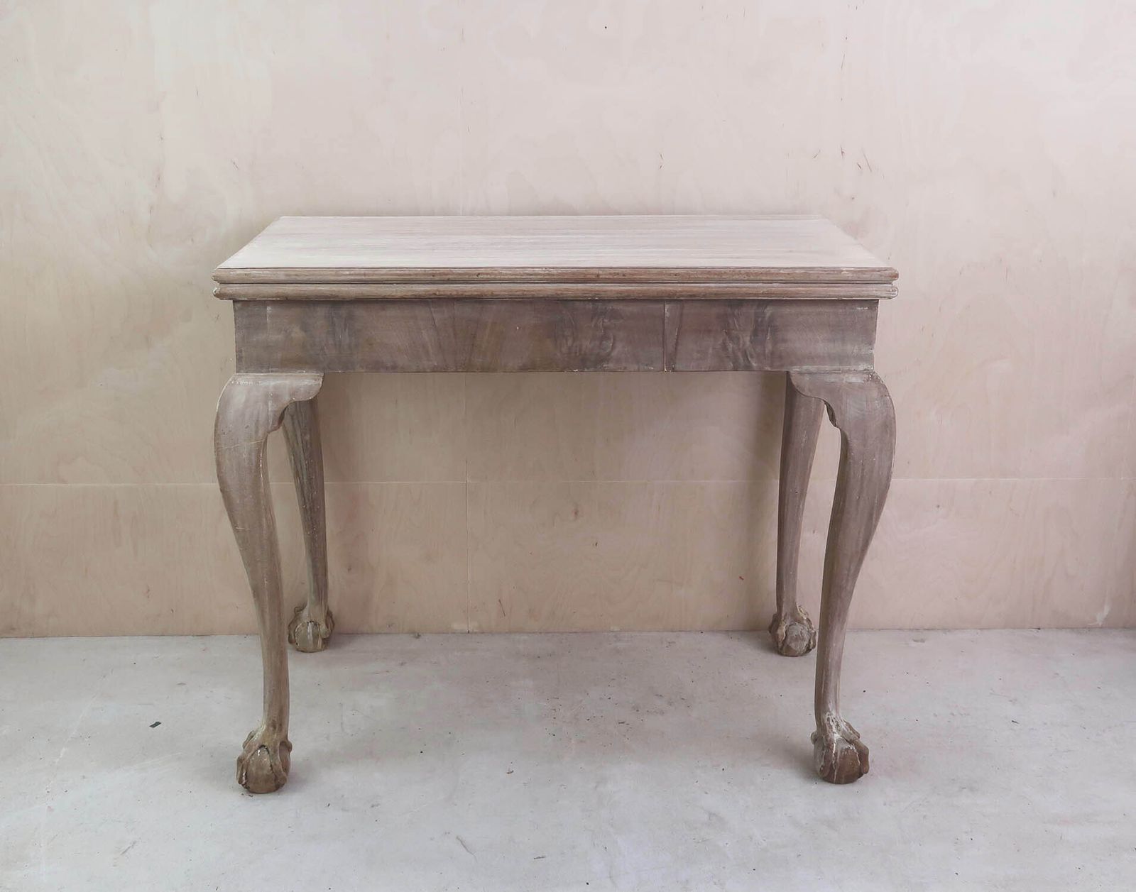 Klein antiek gebleekt bijzettafeltje met klauw- en balpoten, Engels, ca. 1800 photo for sale