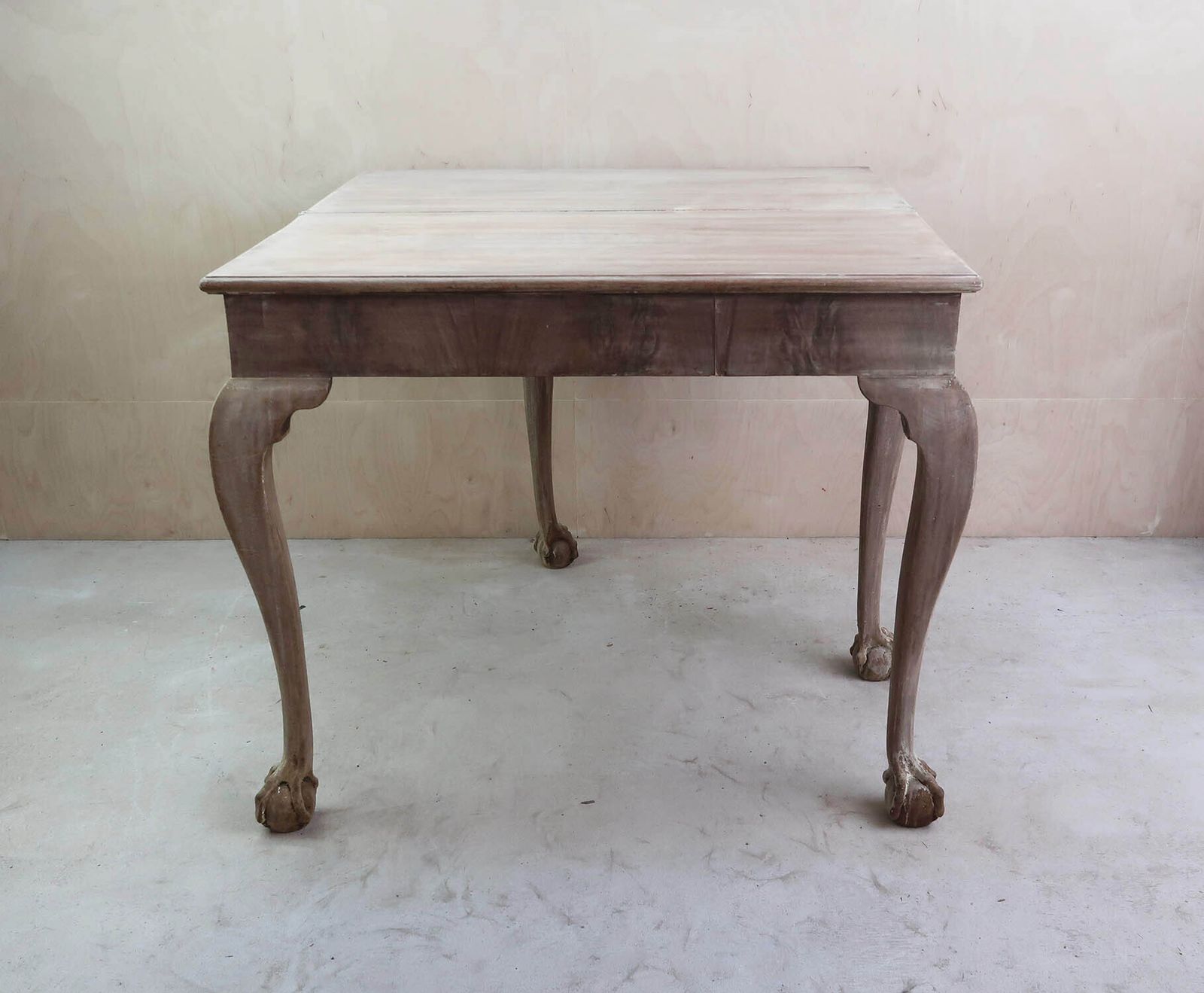 Klein antiek gebleekt bijzettafeltje met klauw- en balpoten, Engels, ca. 1800 photo buy