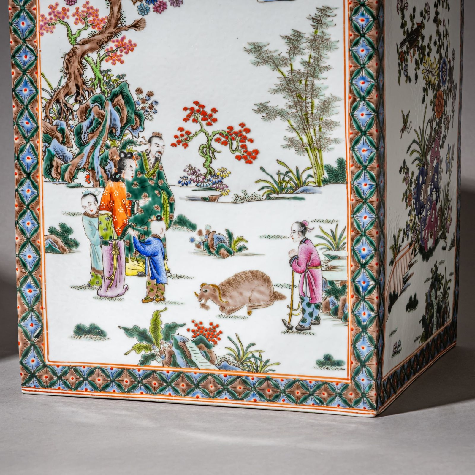 Paar grote Chinese exportporseleinen theehouders, Famille Rose, midden 20e eeuw photo for sale
