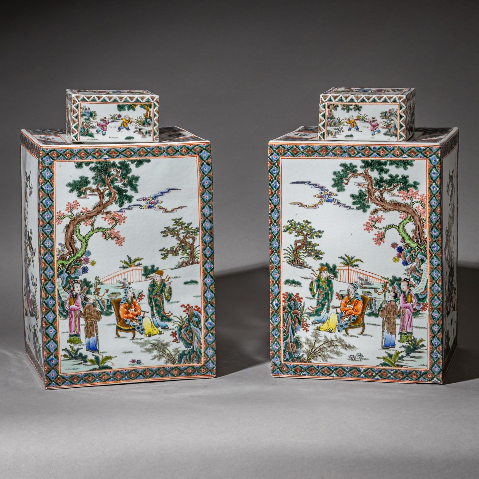 Paar grote Chinese exportporseleinen theehouders, Famille Rose, midden 20e eeuw photo 600.0