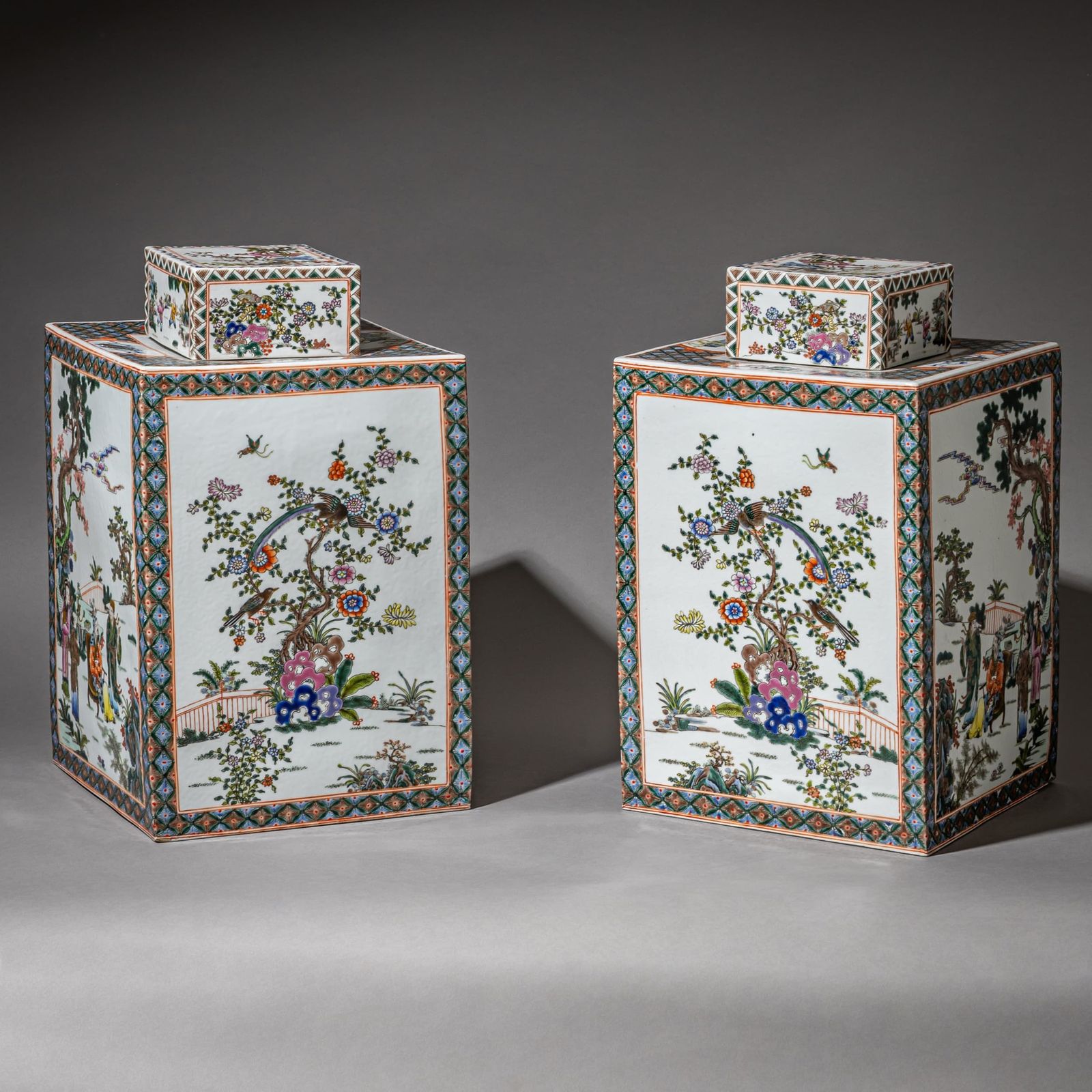 Paar grote Chinese exportporseleinen theehouders, Famille Rose, midden 20e eeuw photo buy