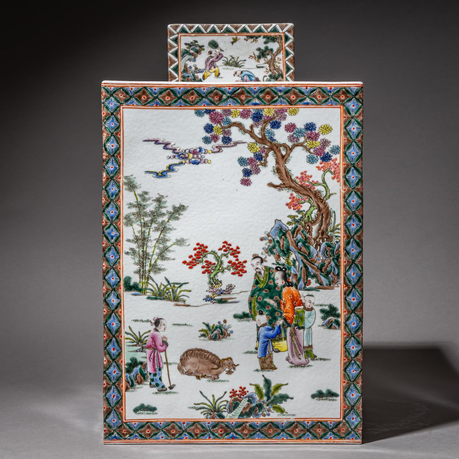 photo furniture Paar grote Chinese exportporseleinen theehouders, Famille Rose, midden 20e eeuw