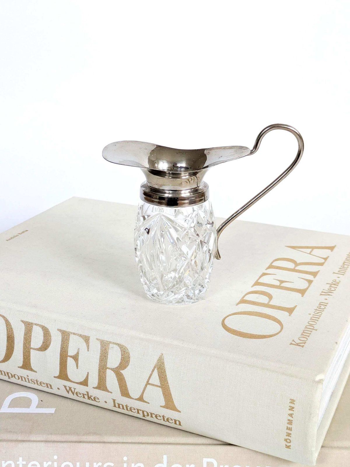 Vintage geslepen kristallen roomkannetje met verzilverde rand – Victoriaanse/Edwardiaanse stijl photo for sale
