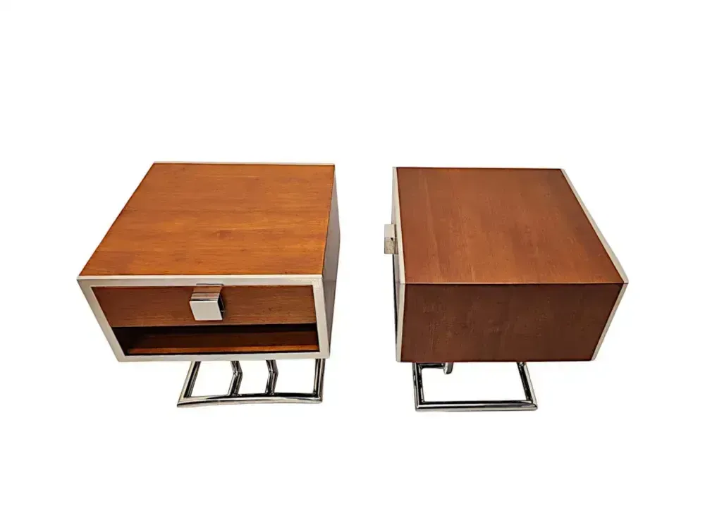 Fraai paar mid-century design bijzettafels of nachtkastjes in walnoot en chroom photo for sale