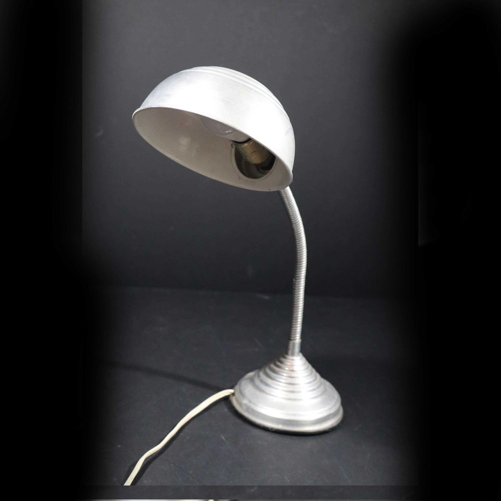 Lampe de bureau vintage industrielle à col de cygne Flexo photo furniture