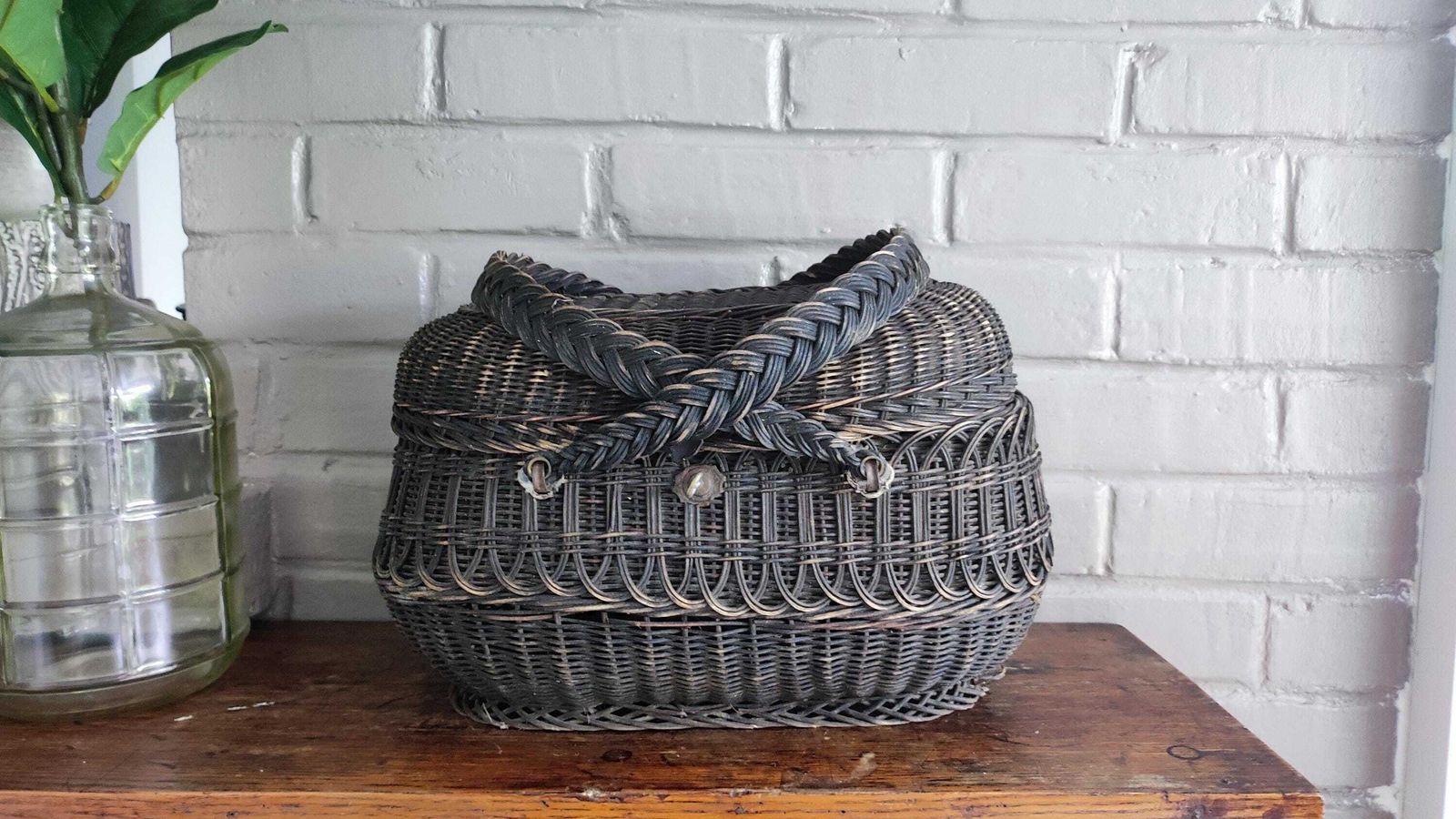 Panier de ferme d'époque en osier tressé, panier à couture avec couvercle, France photo furniture