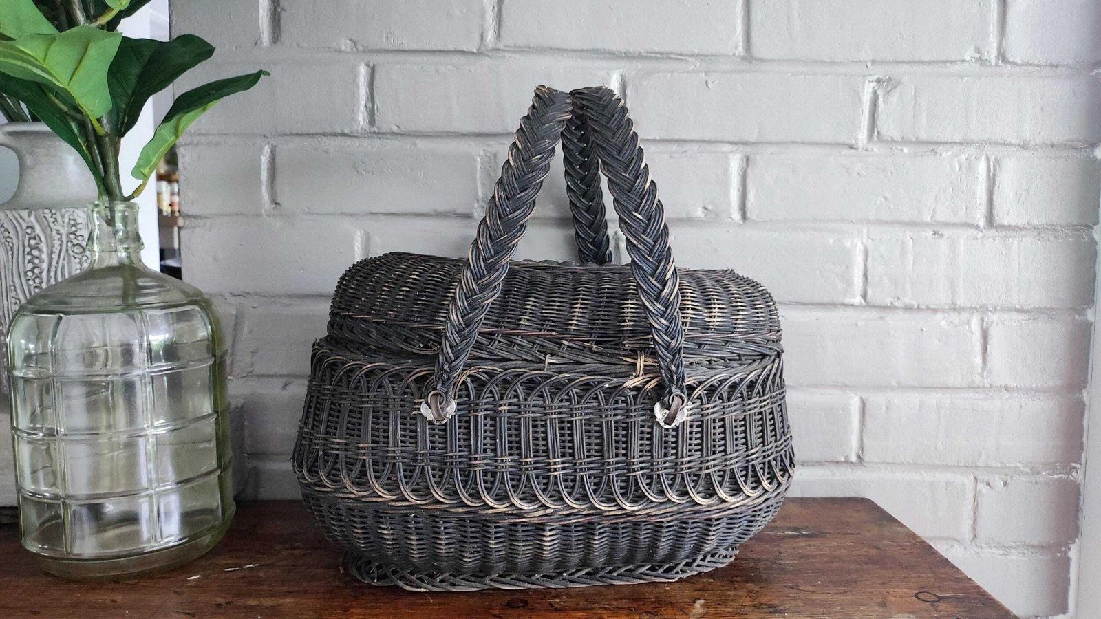 photo for sale Panier de ferme d'époque en osier tressé, panier à couture avec couvercle, France