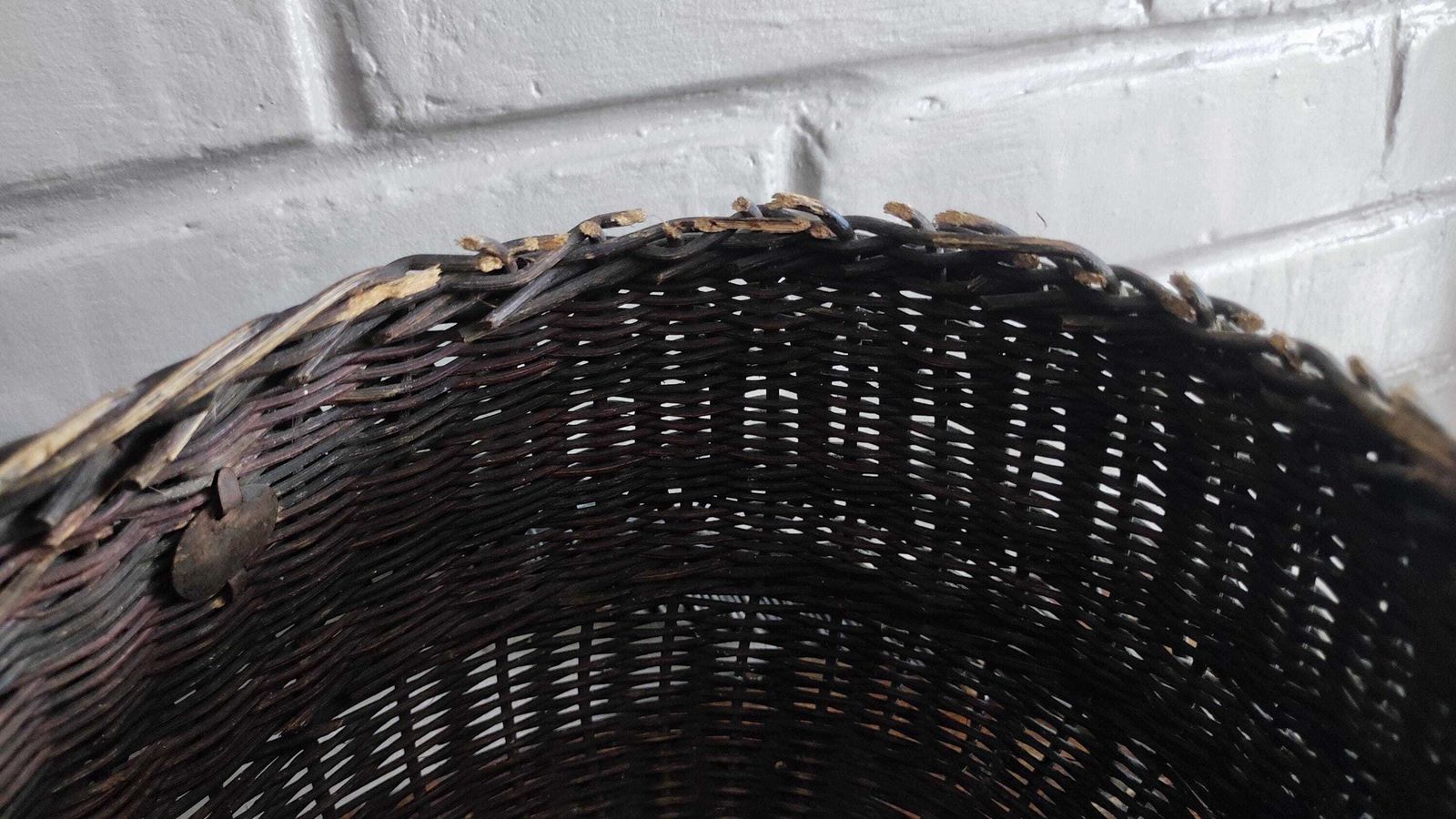 photo vintage Antique French Woven Farm Basket Wicker Sewing Basket With Lid