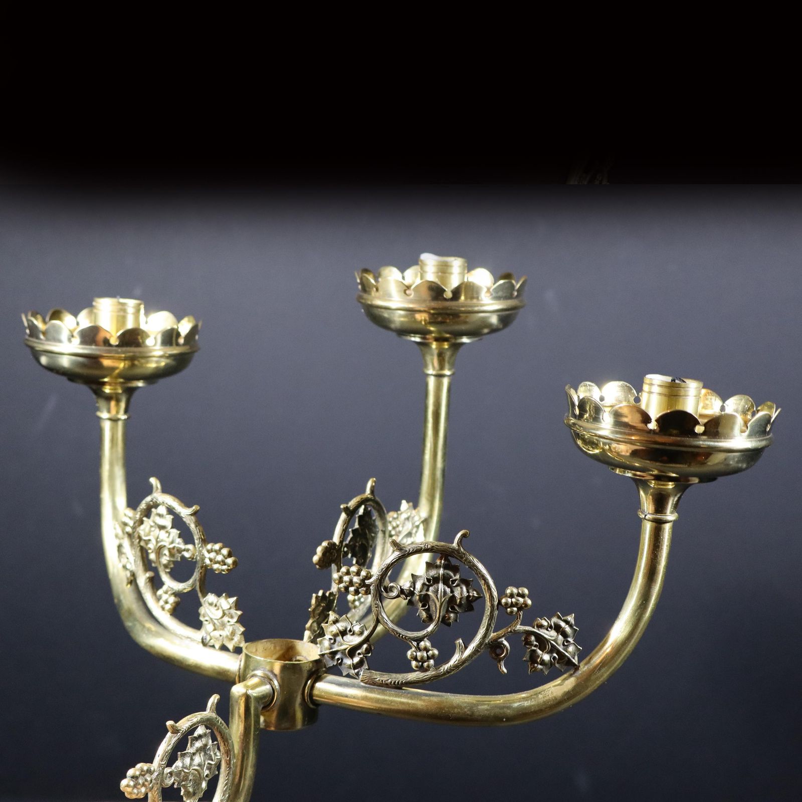 photo for sale Paar Vintage Franse Messing Bloemvormige Wandkandelaars Voor Kaarsen Met 3 Armen