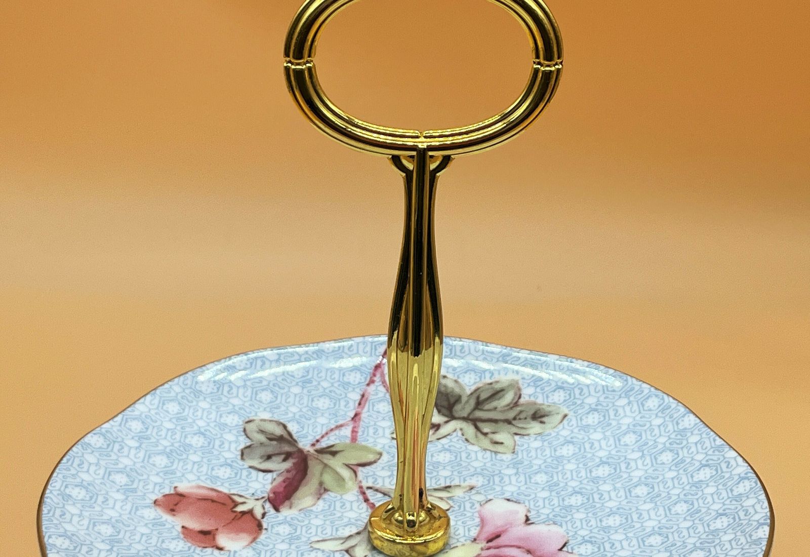 Wedgwood China Cuckoo Design taartstandaard met 2 etages. photo vinterior