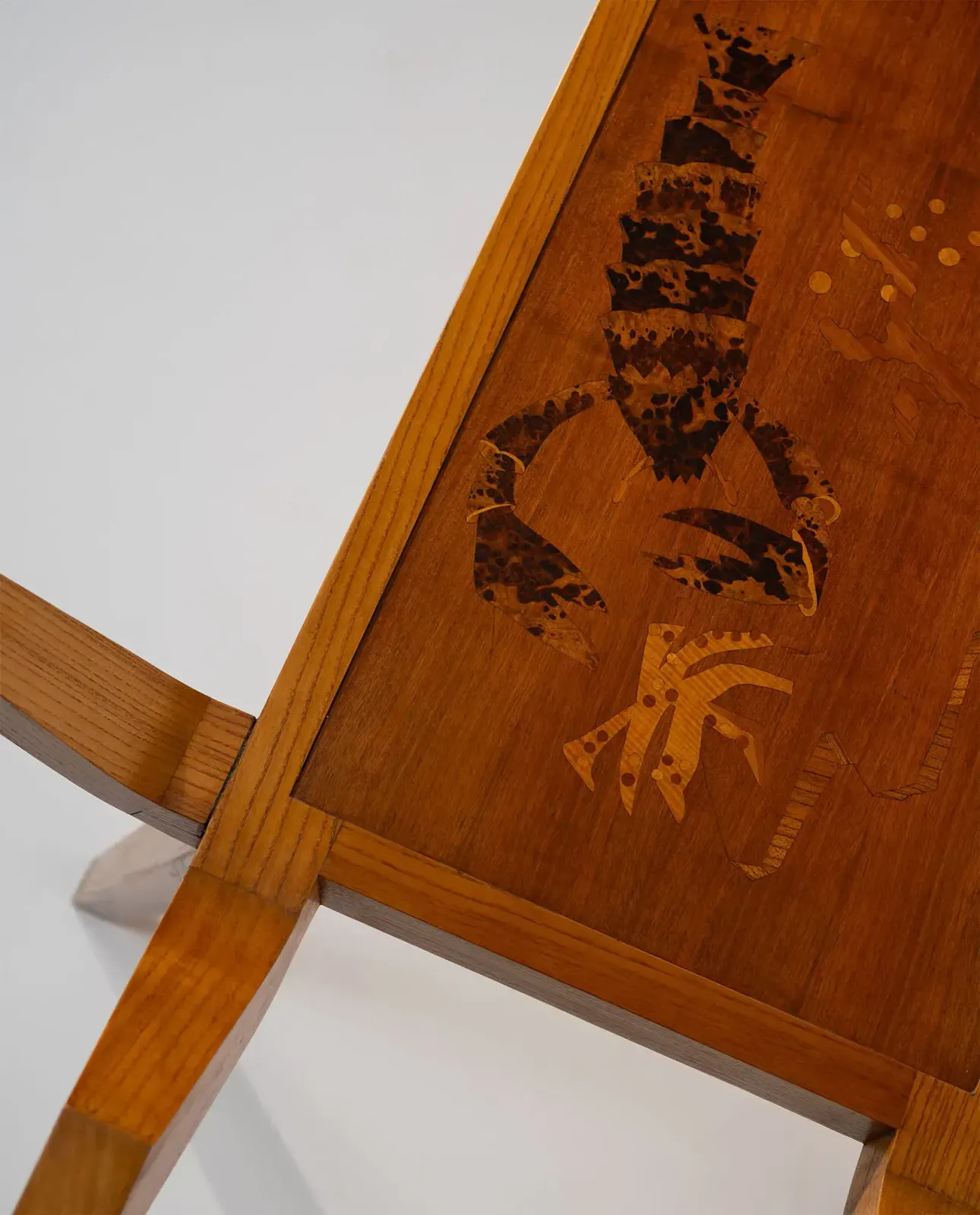 photo furniture Italiaanse eettafel met houtinlegwerk, 1950