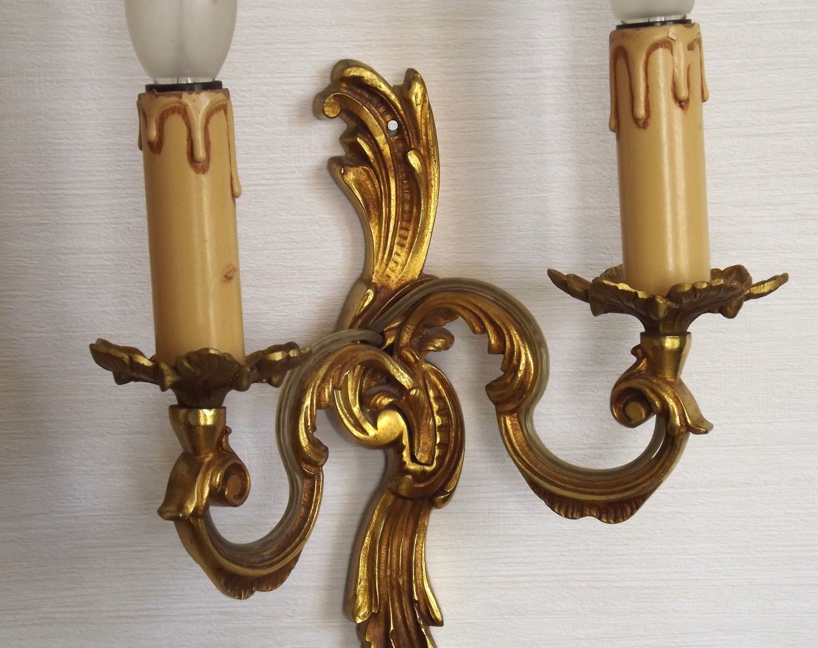 photo furniture Stijlvolle vintage Franse bronzen dubbele wandlampen met acanthusbladdetail