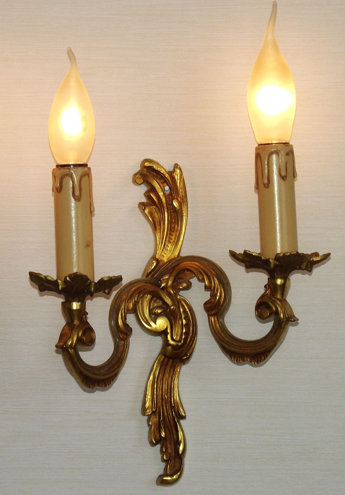 photo vintage Paire d'appliques murales doubles vintage en bronze, décor de feuilles d'acanthe, France
