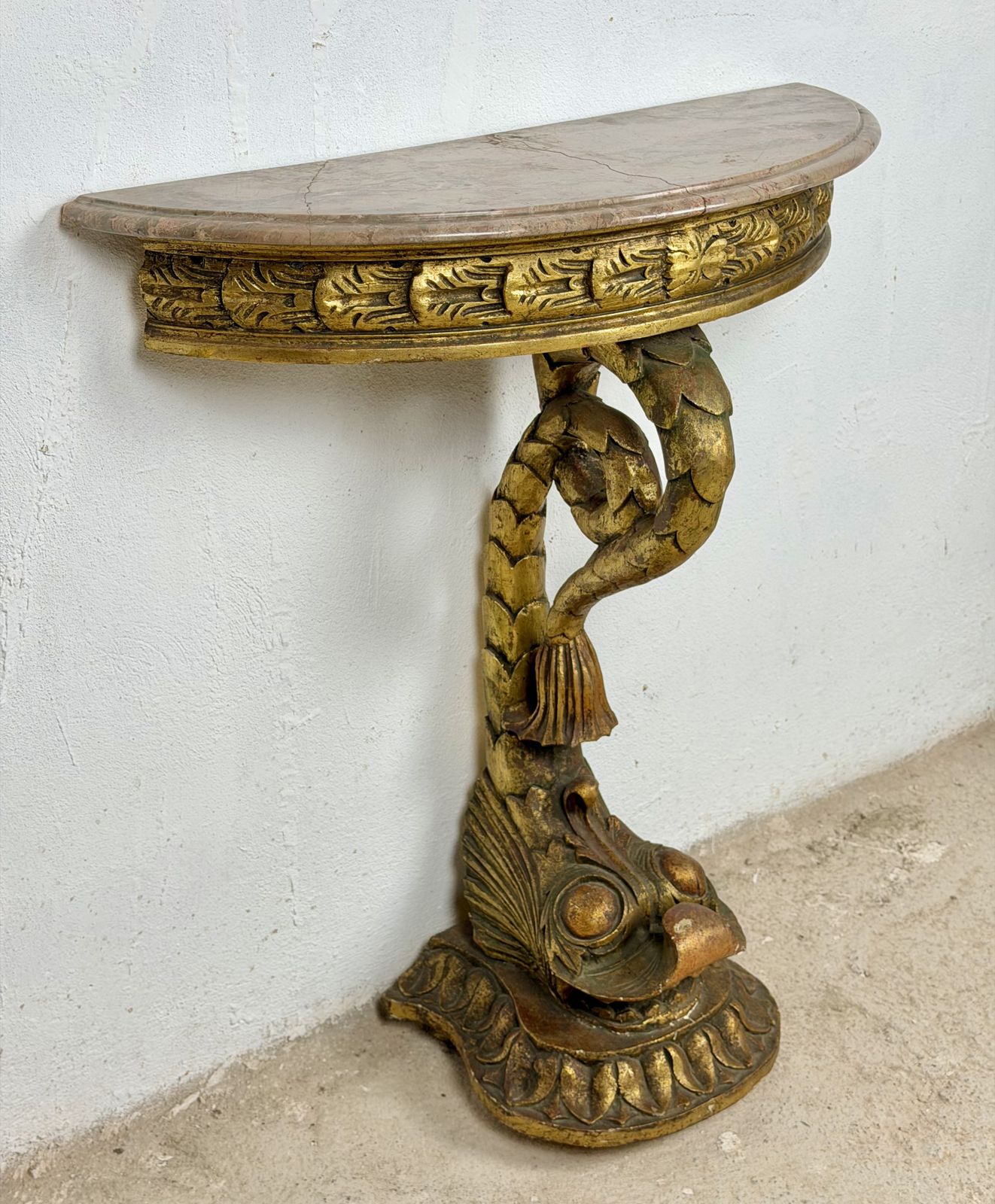 Italiaanse vergulde demi-lune tafel met marmeren blad, midden 20e eeuw photo Meubels