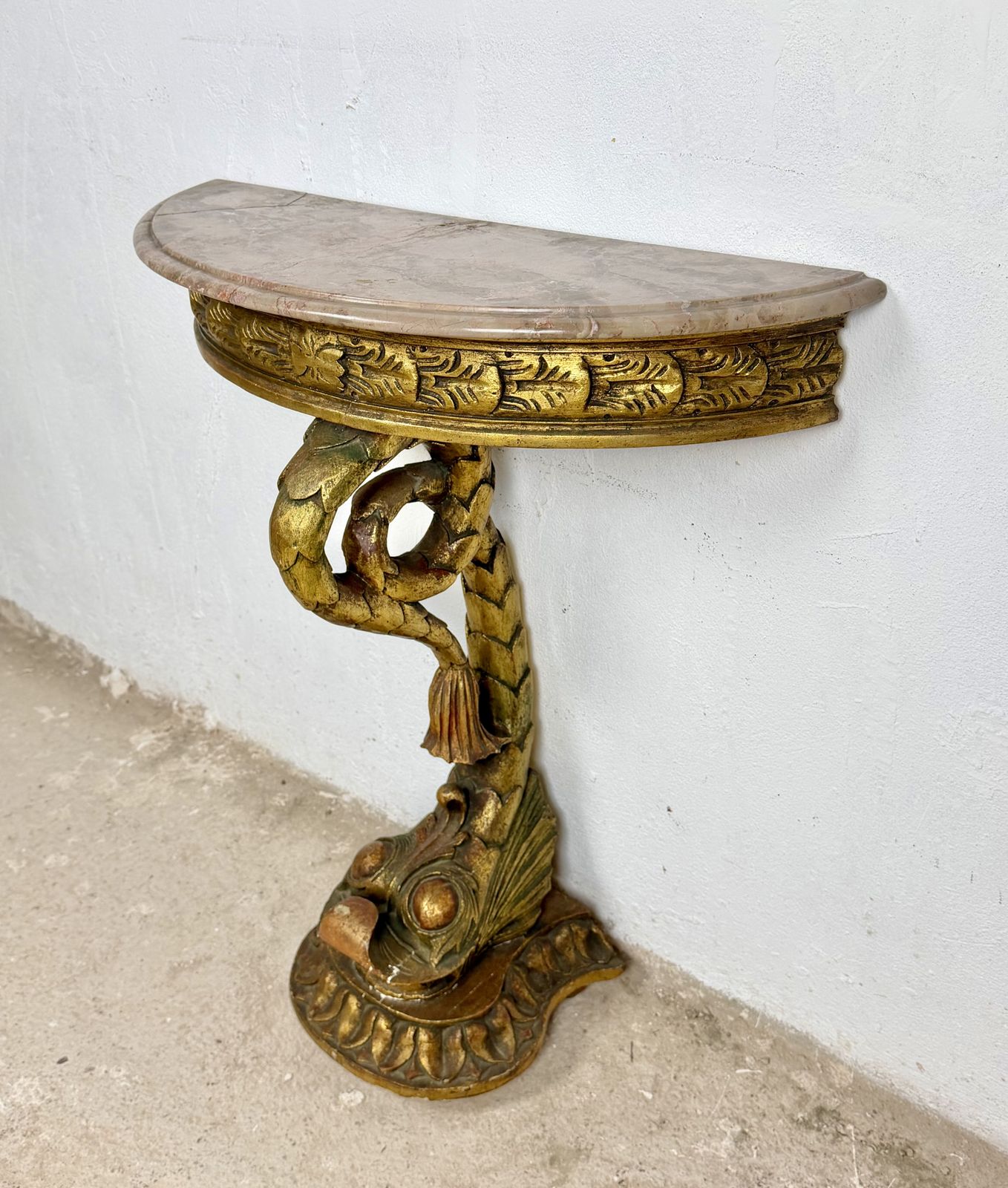 Italiaanse vergulde demi-lune tafel met marmeren blad, midden 20e eeuw photo vinterior