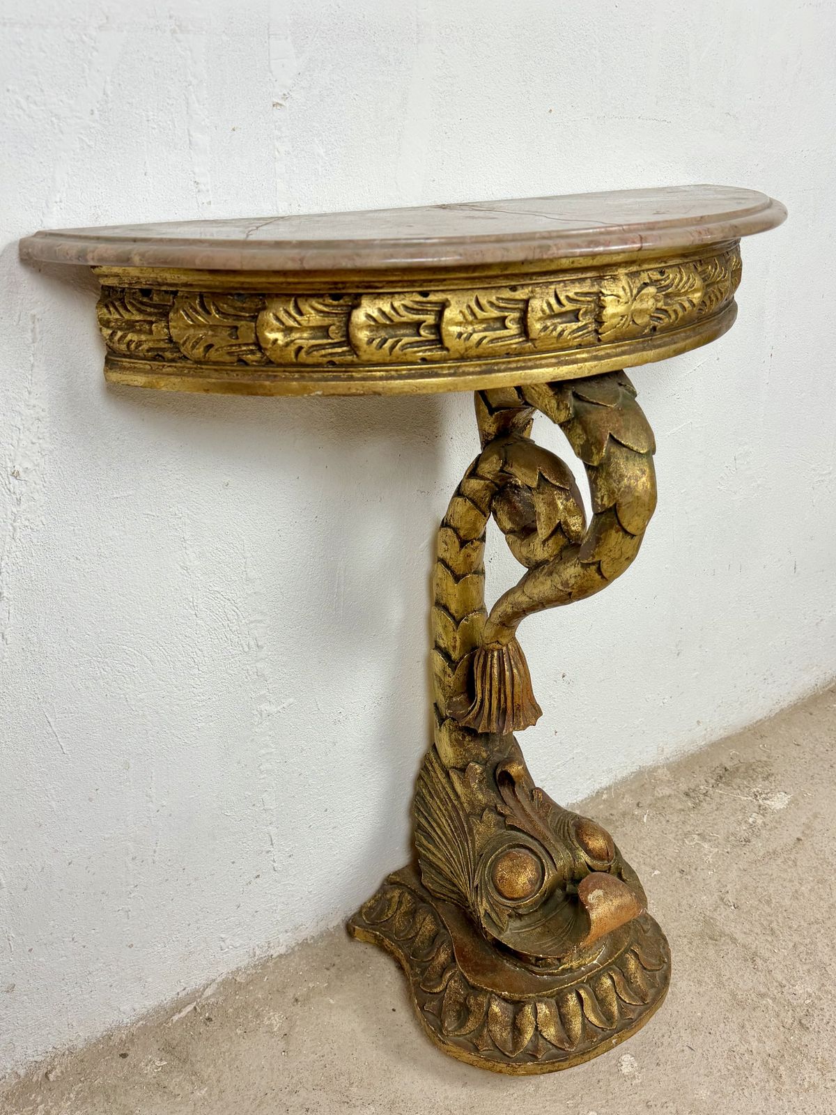 Italiaanse vergulde demi-lune tafel met marmeren blad, midden 20e eeuw photo vintage