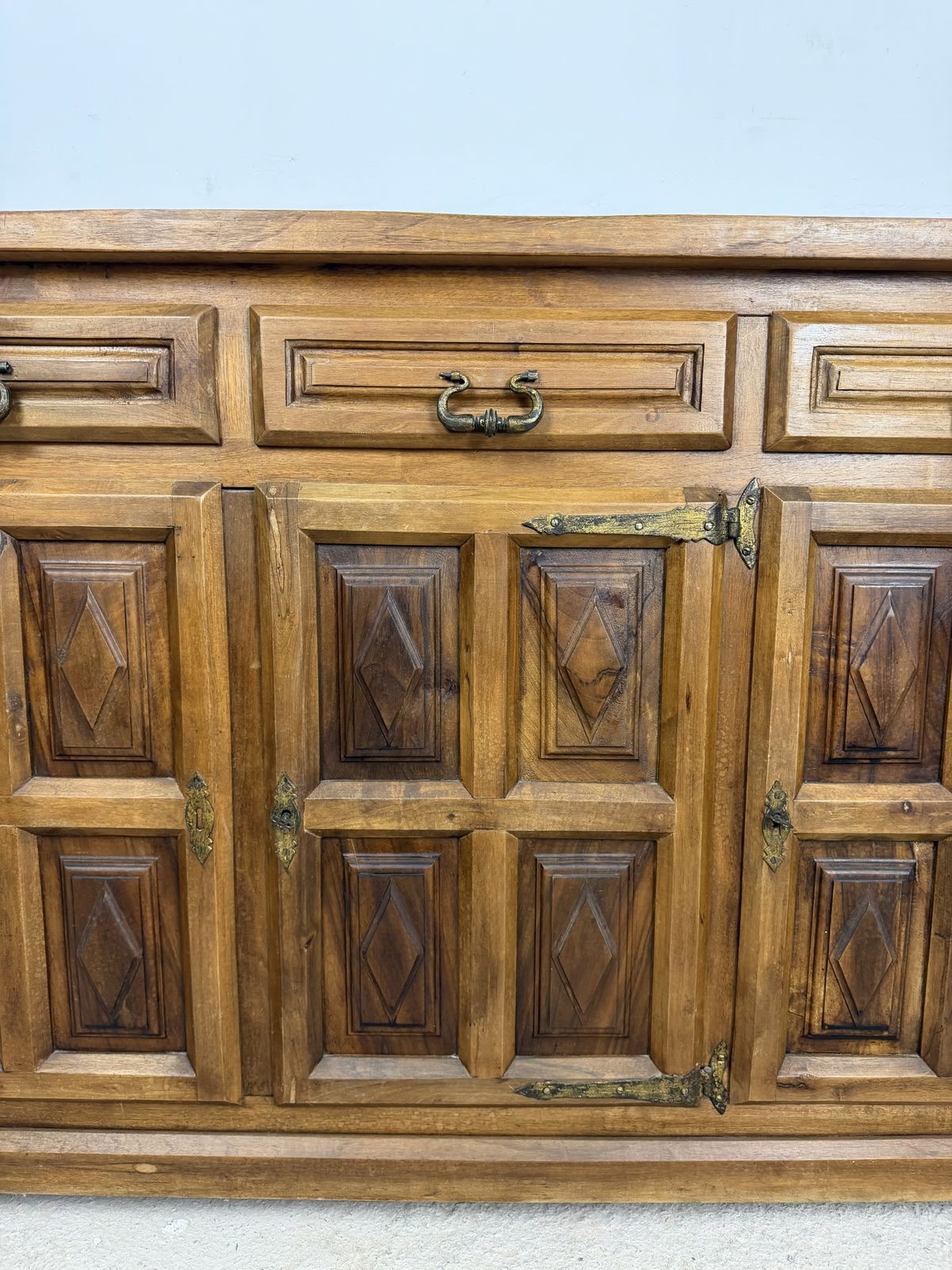 Spaans rustiek walnoten dressoir met drie lades photo 2980.0