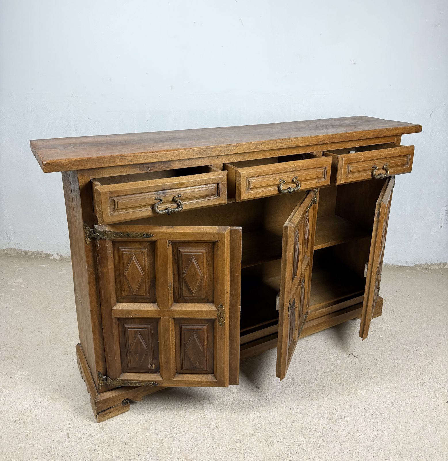 Spaans rustiek walnoten dressoir met drie lades photo vinterior