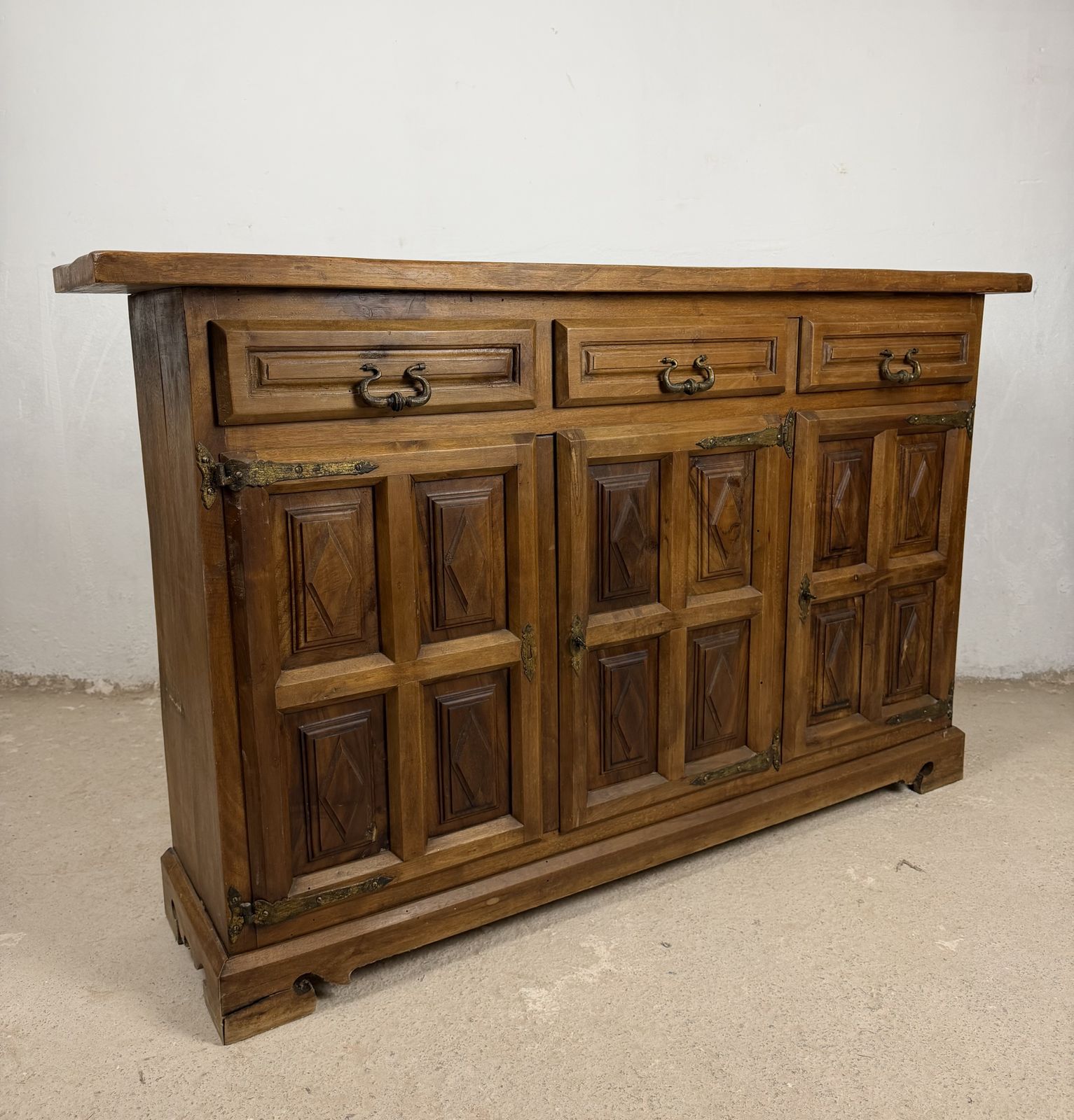 photo furniture Spaans rustiek walnoten dressoir met drie lades