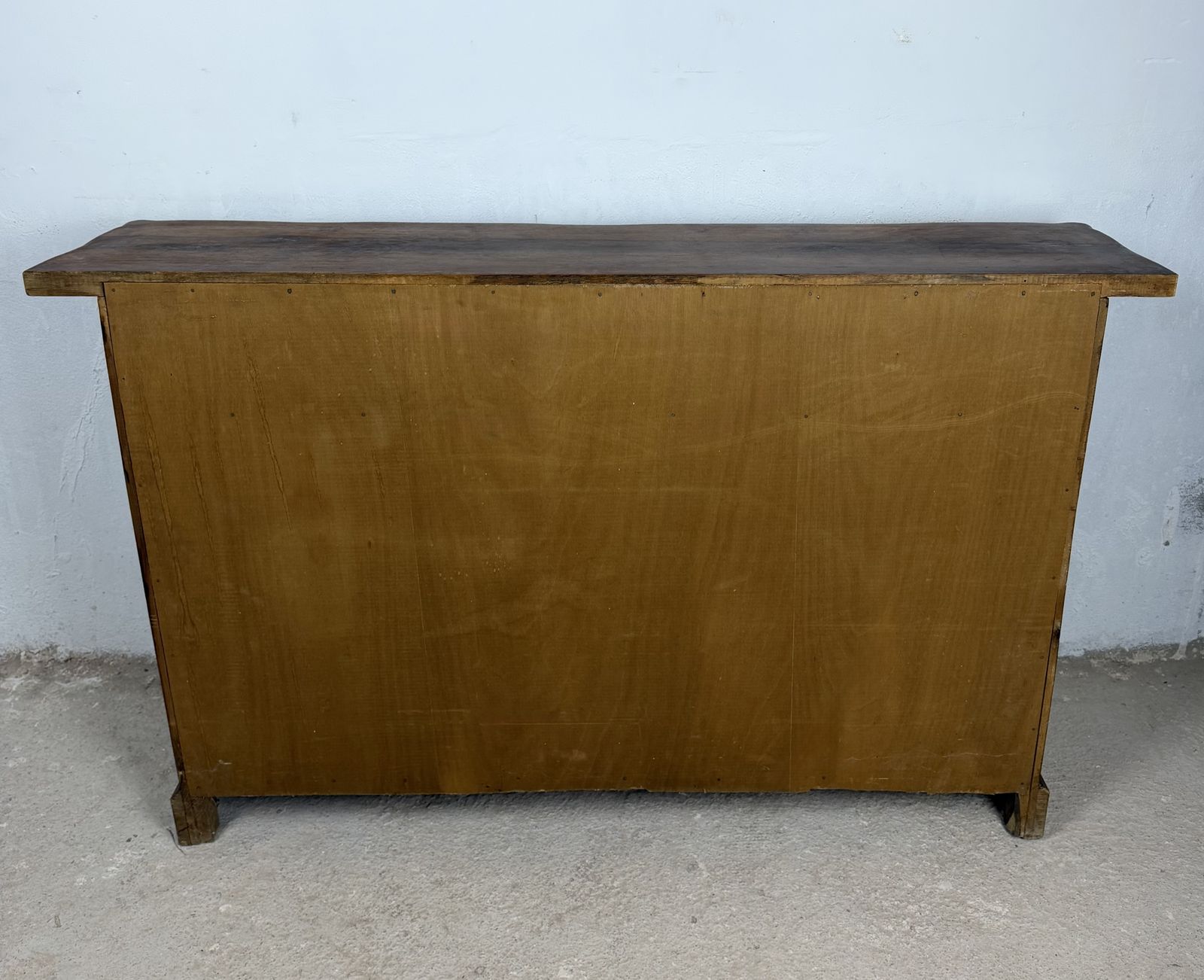2980.0 Spaans rustiek walnoten dressoir met drie lades photo