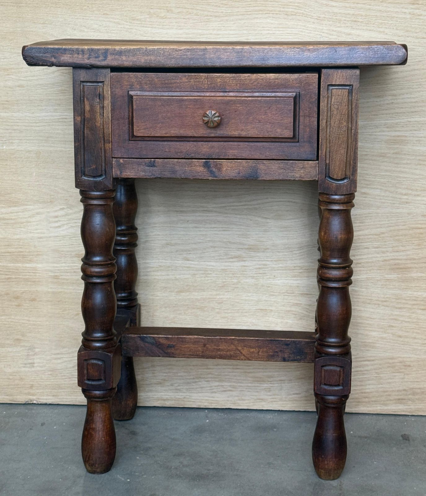 Paire de tables d'appoint espagnoles en bois massif avec tiroir de rangement photo furniture