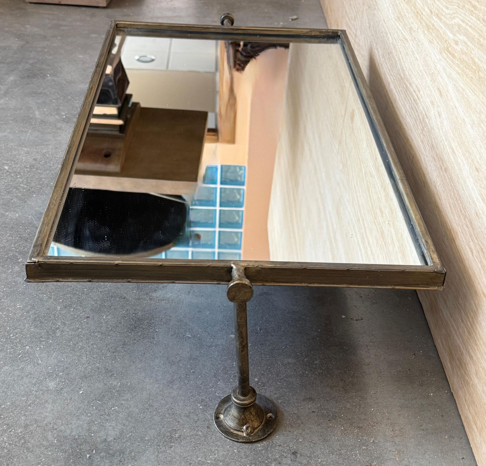 Miroir rectangulaire pliant d'époque en laiton vieilli - design convertible pour fixation murale ou pose sur meuble photo 851.0