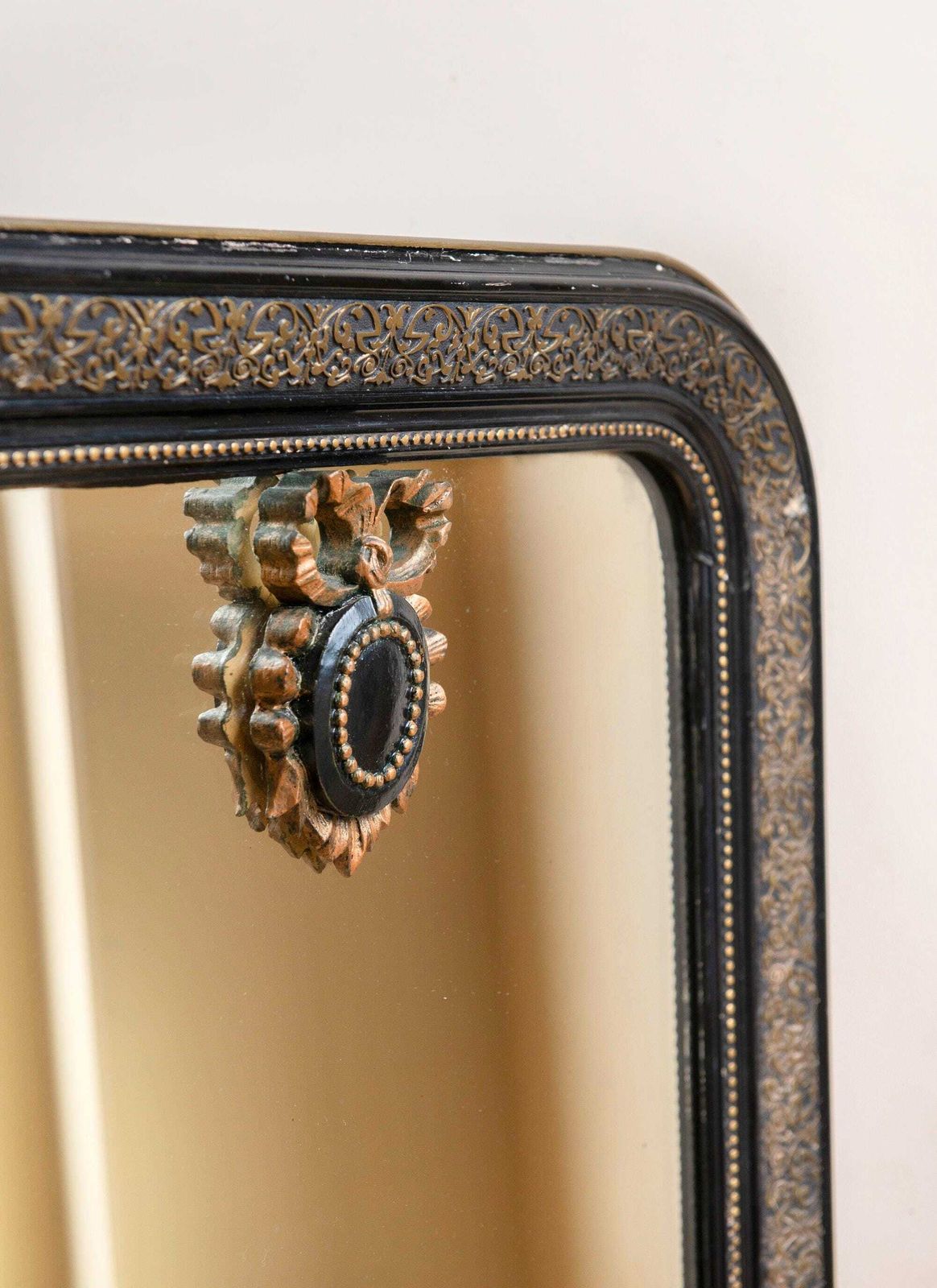 Antieke Franse boogvormige spiegel | Zwart-gouden Louis Philippe wandspiegel | Napoleon III-stijl verguld houten spiegel | Grote Europese spiegel photo vinterior