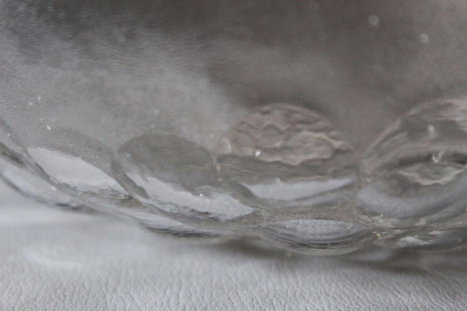 Grand bol vintage en verre Kosta Boda Suède, motif de raisins en relief, par Ann Warff, bol à salade, pièce centrale, 24,5 cm photo Décoration