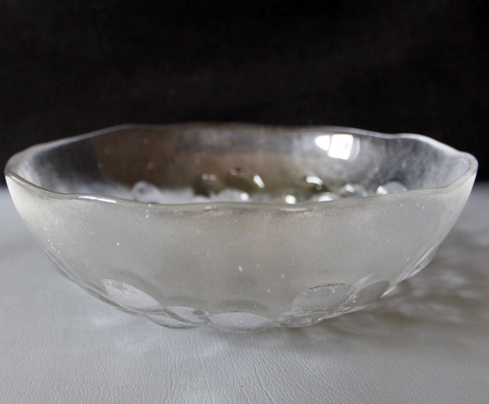 Décoration Grand bol vintage en verre Kosta Boda Suède, motif de raisins en relief, par Ann Warff, bol à salade, pièce centrale, 24,5 cm photo
