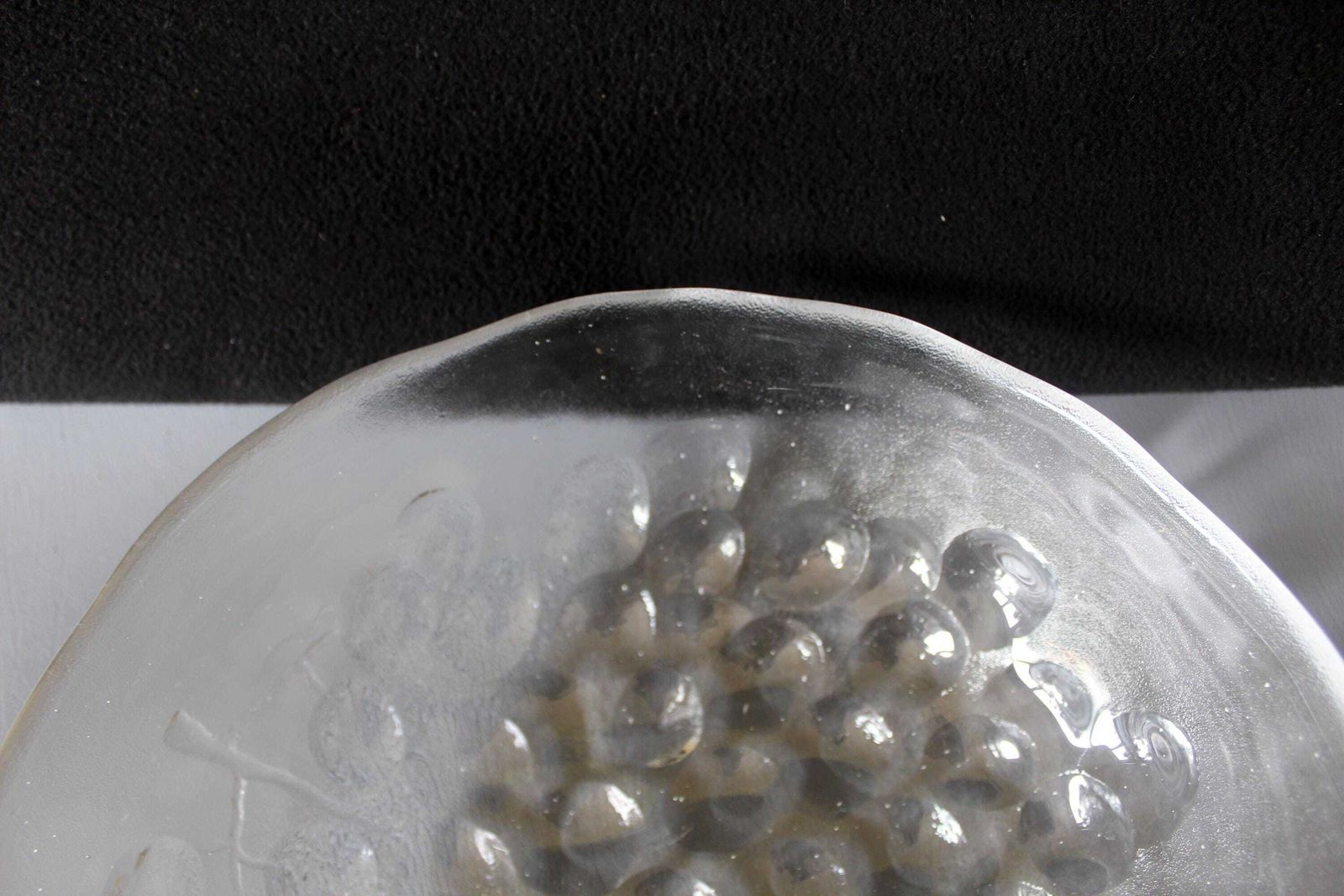 photo vintage Grand bol vintage en verre Kosta Boda Suède, motif de raisins en relief, par Ann Warff, bol à salade, pièce centrale, 24,5 cm