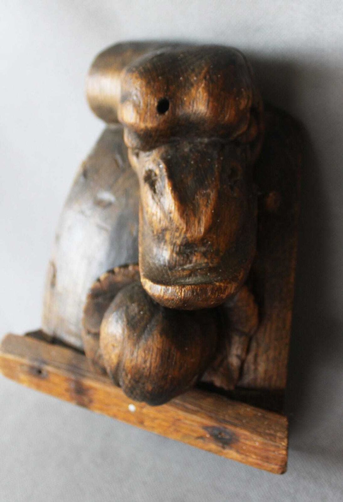 Groot antiek houten ornament in de vorm van een slangenkop met tanden die een appel of granaatappel eet, driedimensionaal, handgesneden, gotische architectuur photo vinterior