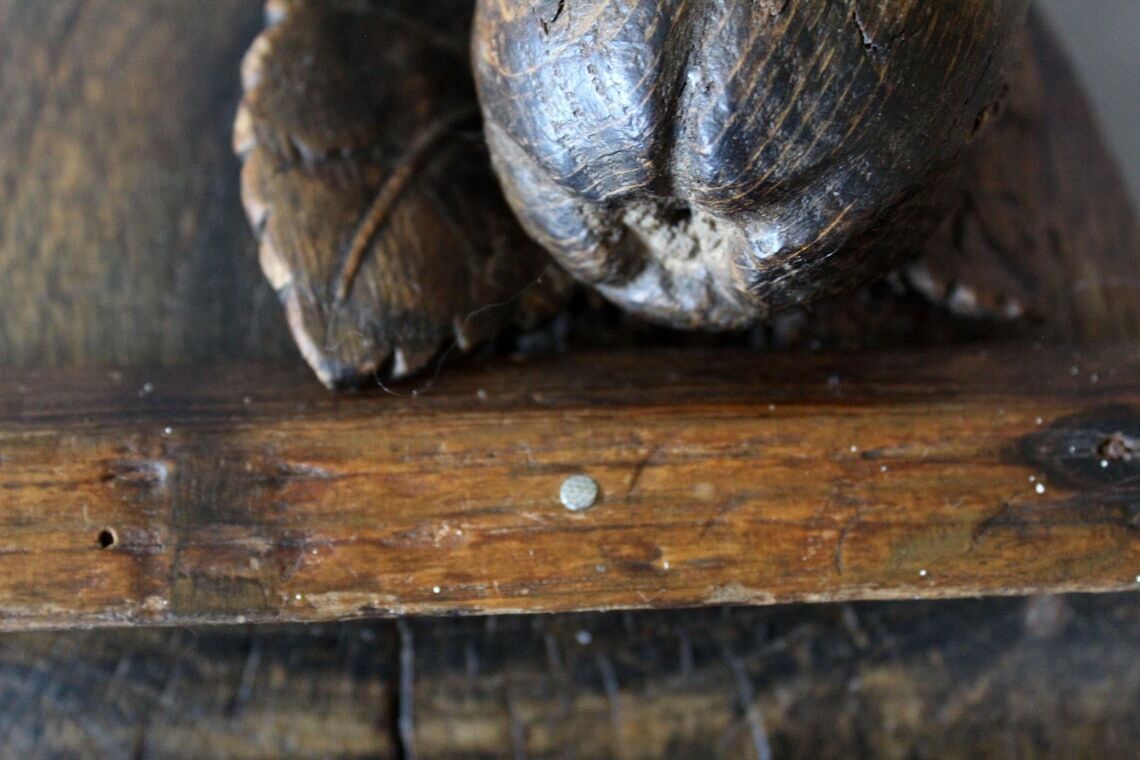 Kunst Groot antiek houten ornament in de vorm van een slangenkop met tanden die een appel of granaatappel eet, driedimensionaal, handgesneden, gotische architectuur photo