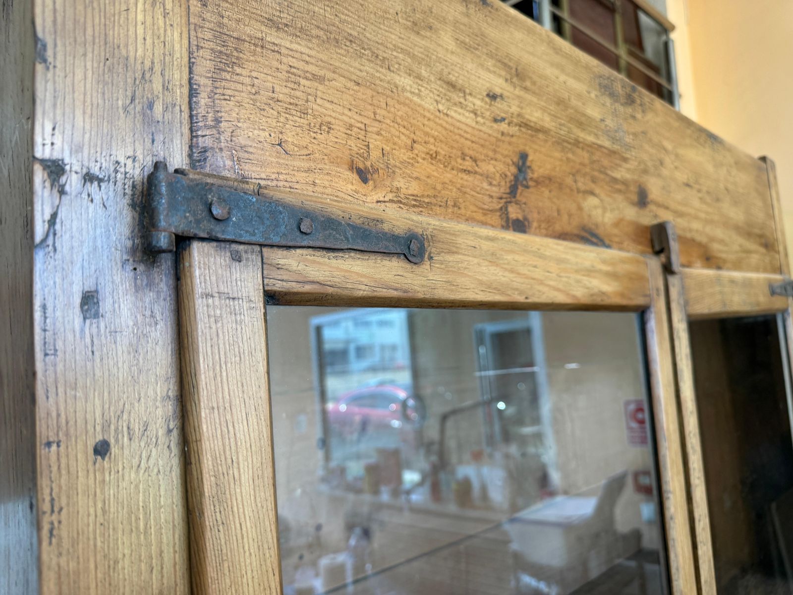 photo furniture Vitrine d'époque rustique en bois récupéré avec portes coulissantes en verre