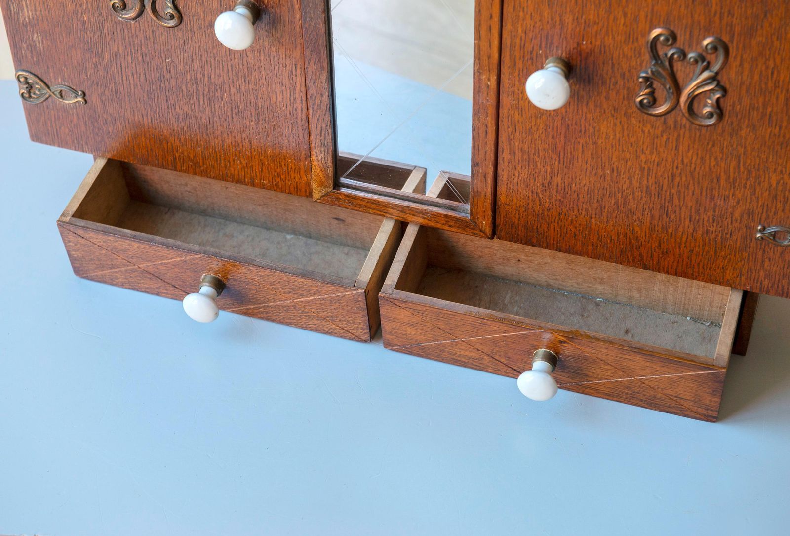 Meubels Vintage Eiken Wandkast Met Spiegel – Europese Badkamerkast Uit De Jaren 1930 – Houten Hangkast Met Emaille Knopen photo