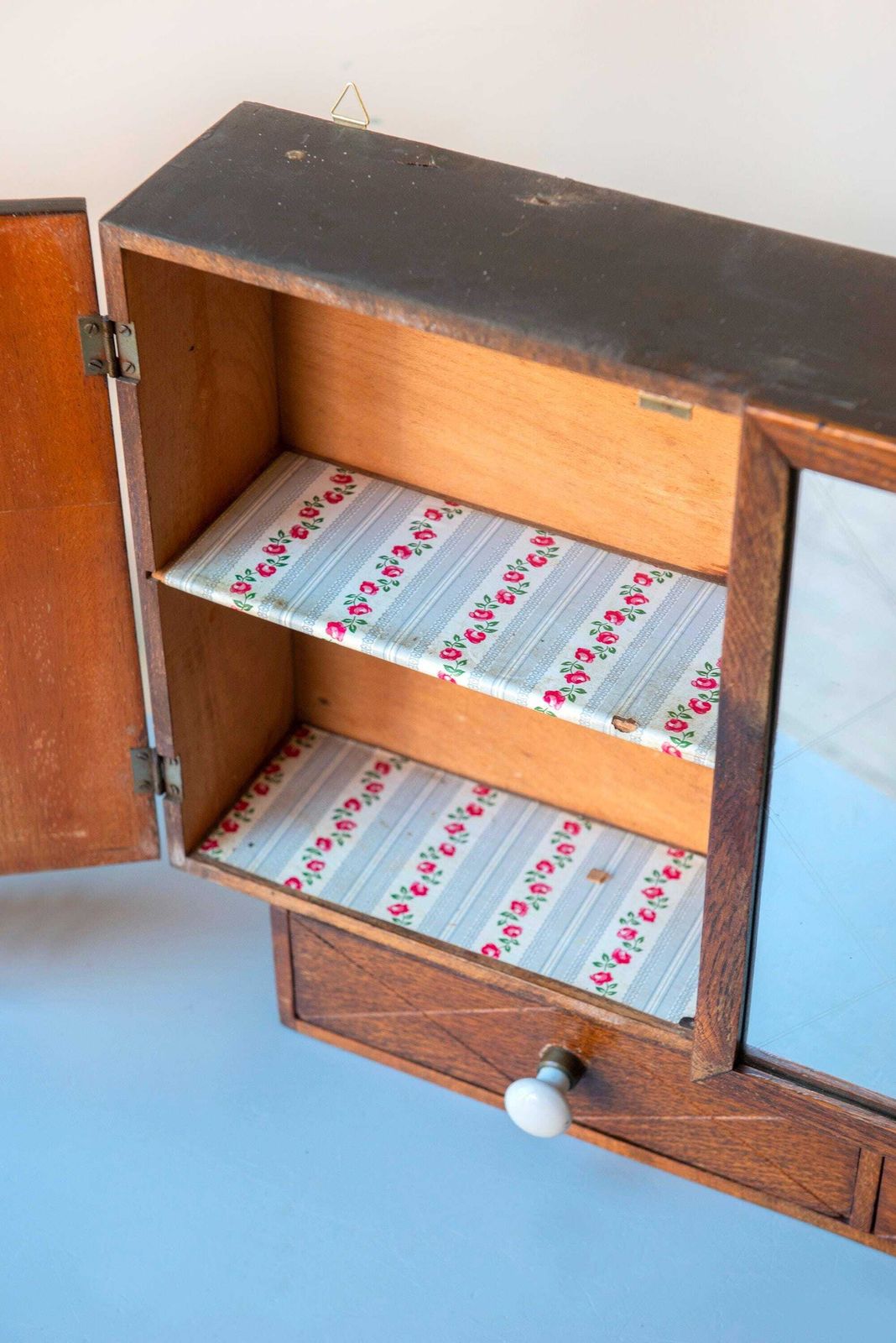 photo buy Vintage Eiken Wandkast Met Spiegel – Europese Badkamerkast Uit De Jaren 1930 – Houten Hangkast Met Emaille Knopen