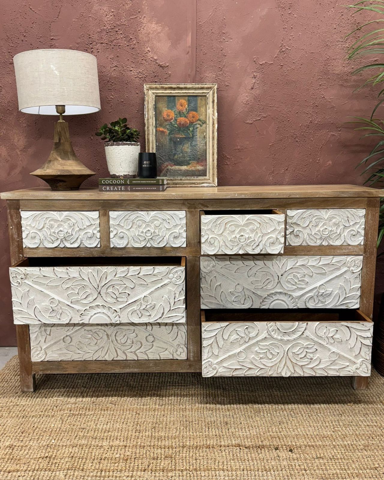 Handgesneden ladekast van mangohout, 8 lades met whitewash afwerking photo for sale
