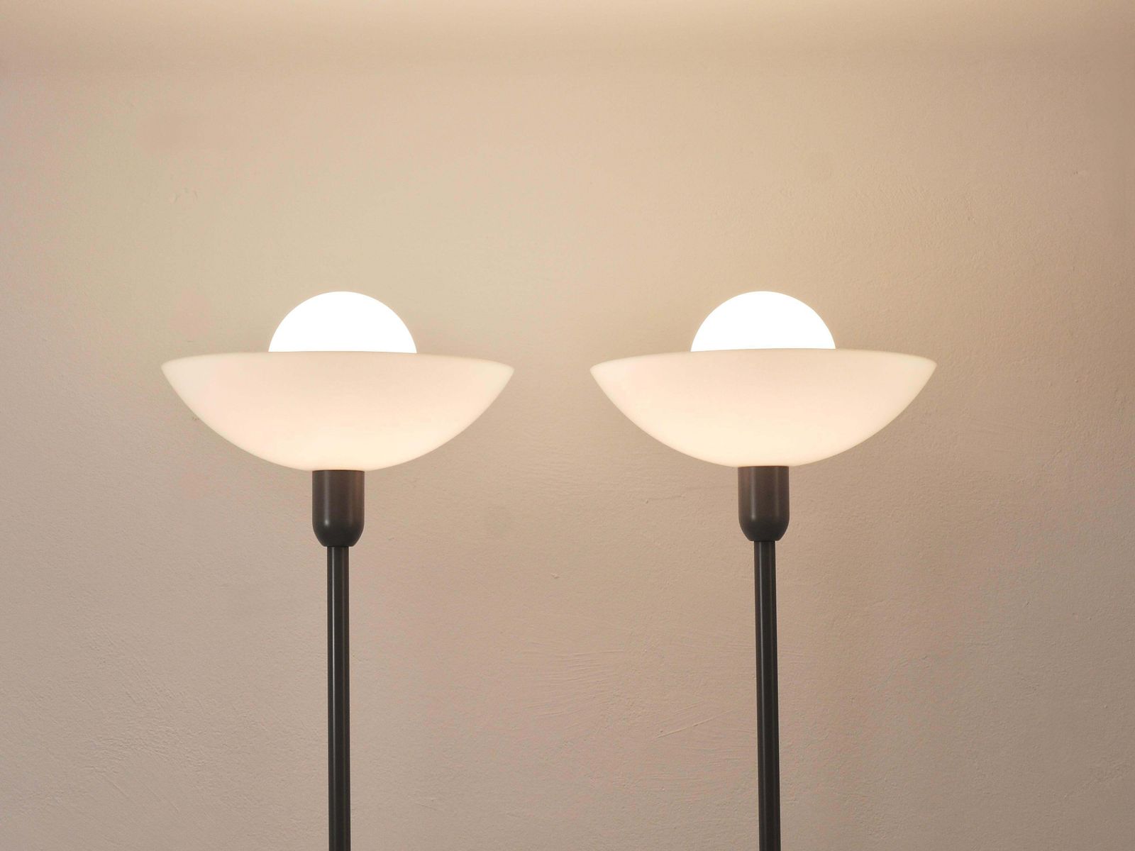 Verlichting 2 Postmodern Memphis-stijl uplighter vloerlampen, torchière, Italië, jaren 1980 photo