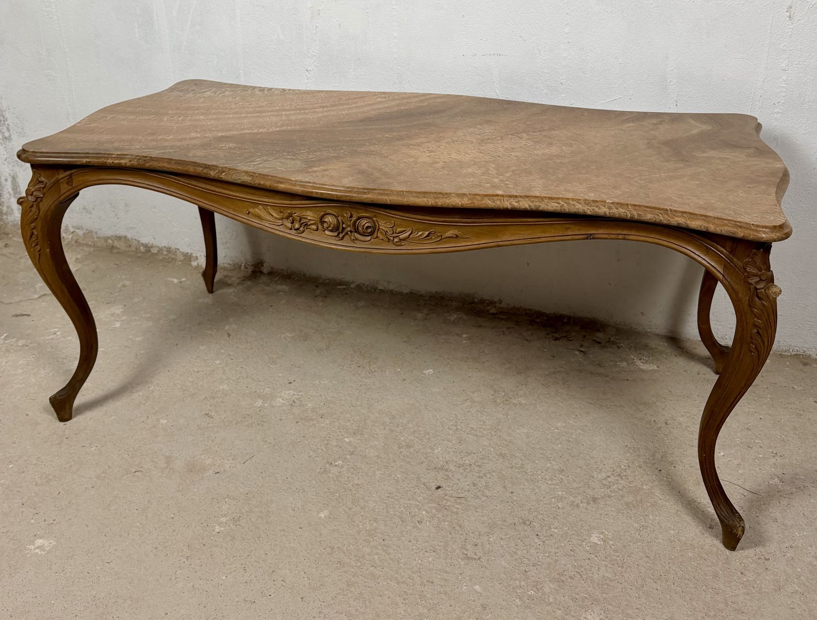 Franse Louis XV-stijl salontafel met marmeren blad, midden 20e eeuw photo vinterior