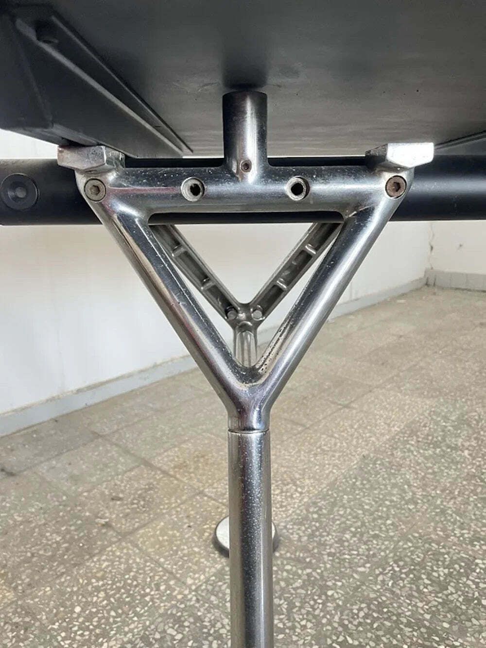 photo for sale Nomos Table van Sir Norman Foster voor Tecno, jaren 1980