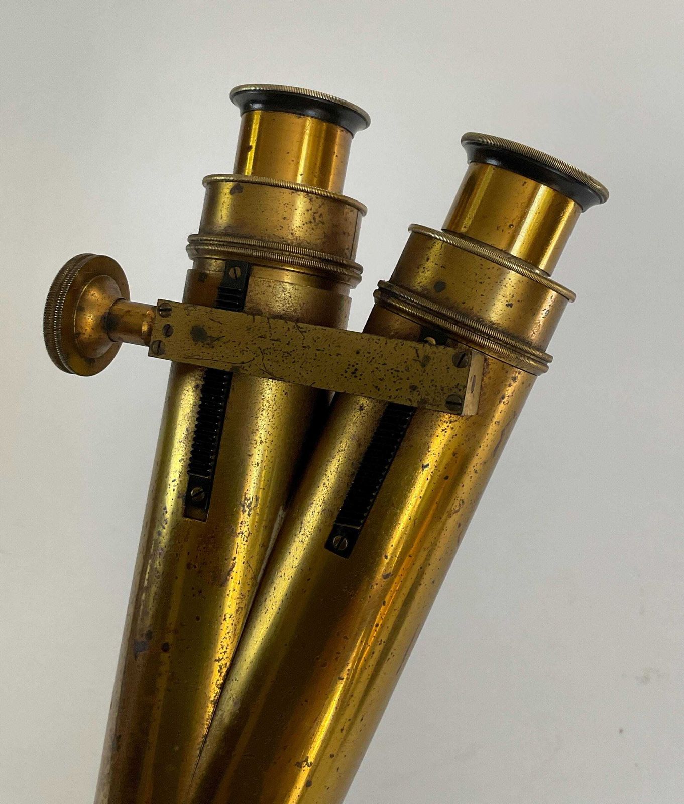 Antiek Victoriaans messing binoculaire microscoop van R J Beck, London & Philadelphia, ca. 1876. photo vinterior