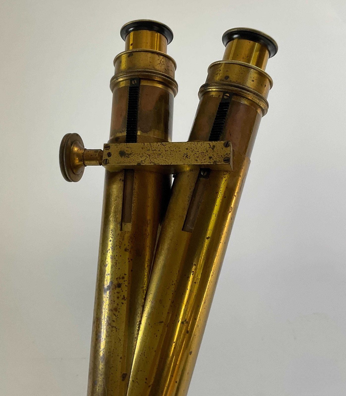 photo furniture Antiek Victoriaans messing binoculaire microscoop van R J Beck, London & Philadelphia, ca. 1876.