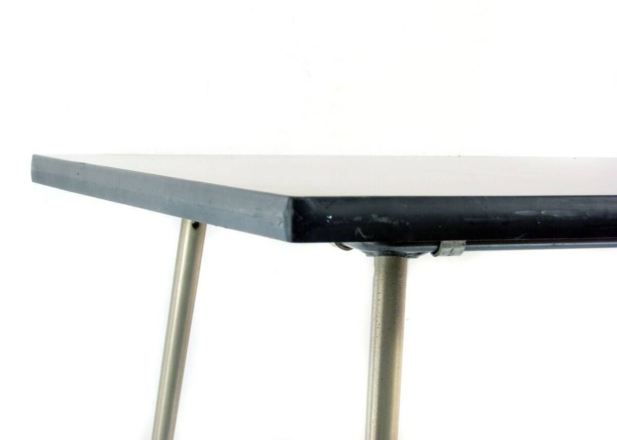 Modernistische bijzettafel uit de jaren 1960 met houtskoolgrijs Formica-blad photo 490.0