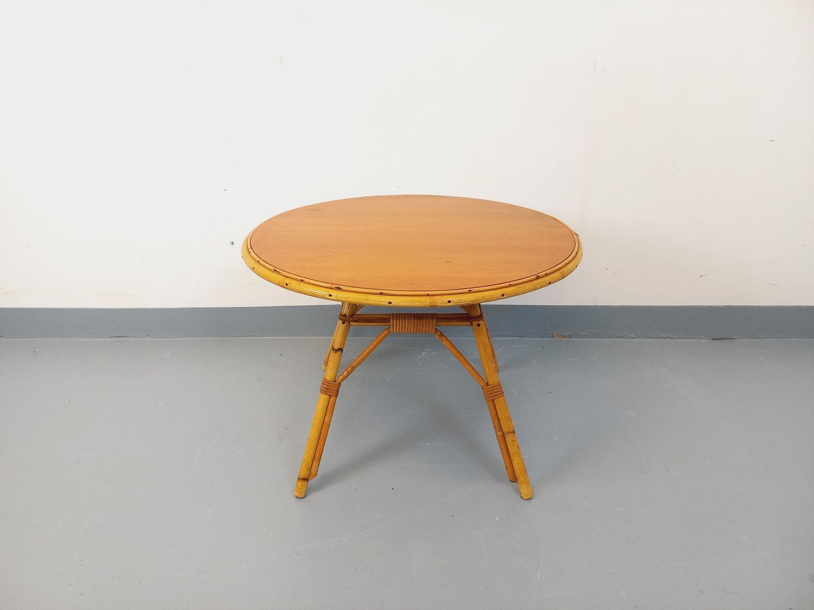 Ronde salontafel in hout en rattan photo Meubels