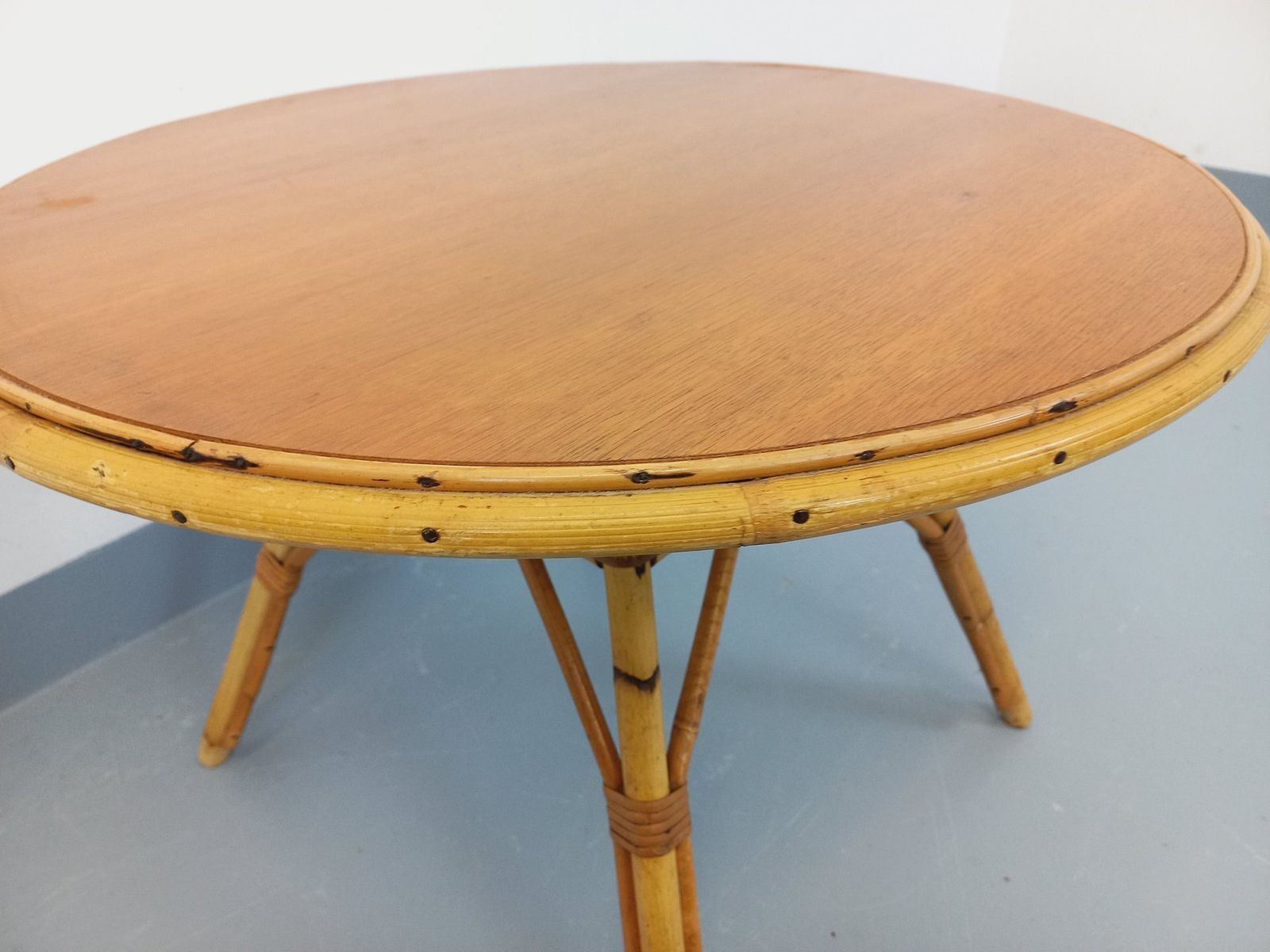 Ronde salontafel in hout en rattan photo vintage