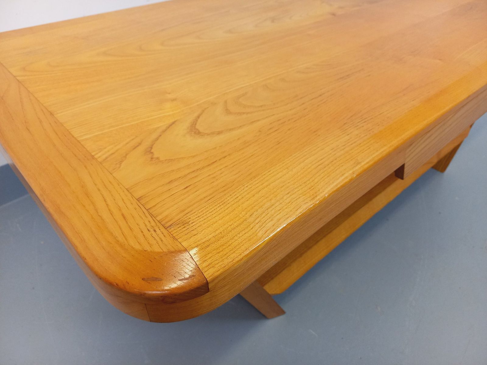 photo vinterior Brutalist Rectangular Coffee Table In Solid Elm