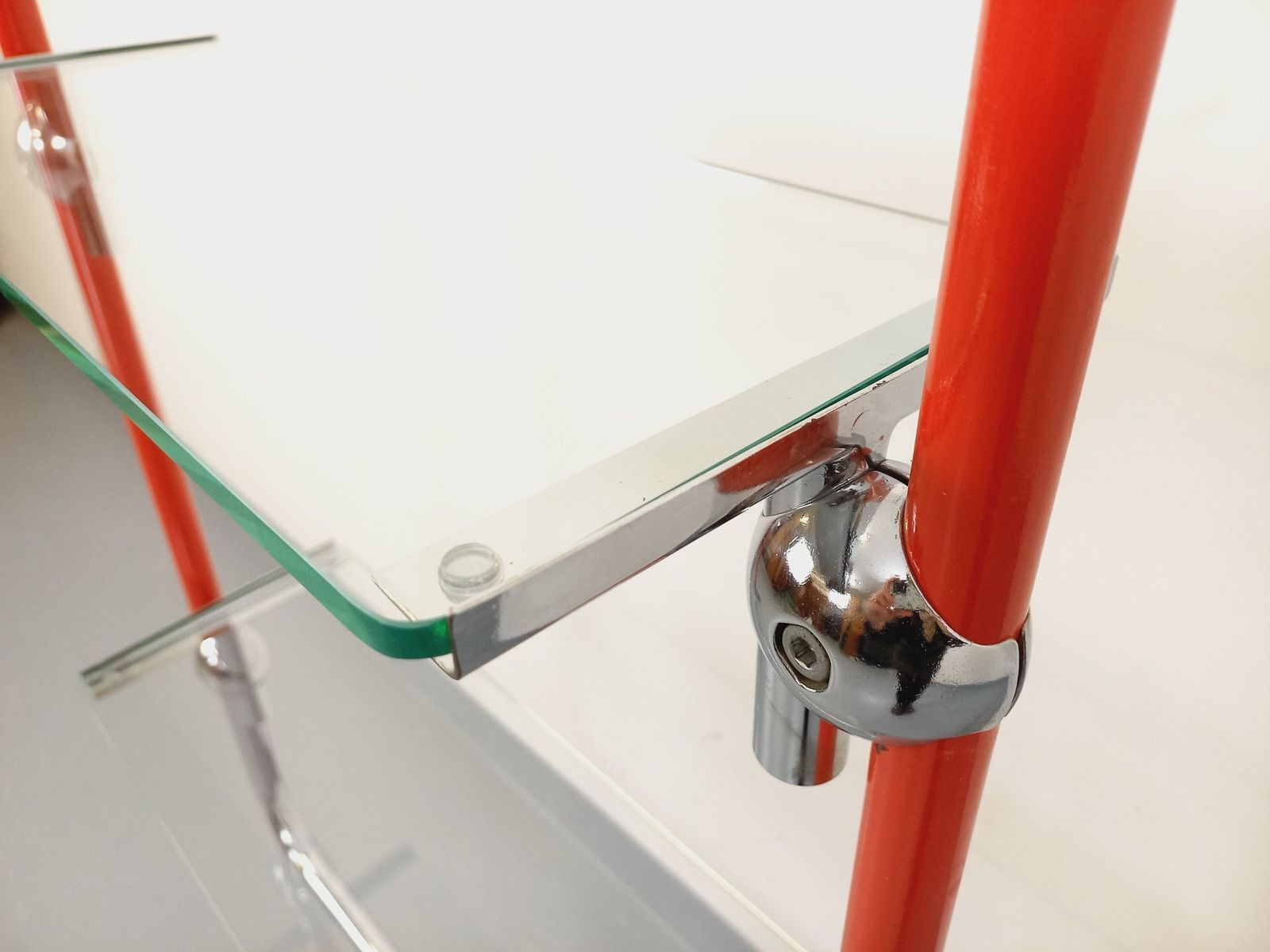 photo buy Bauhaus Boekenkast In Rood Metaal, Chroom En Glas