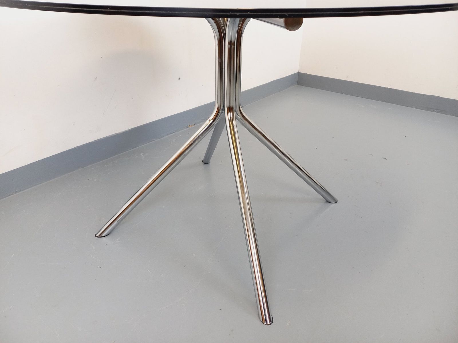 Space Age ronde tafel in verchroomd metaal en plexiglas photo vintage