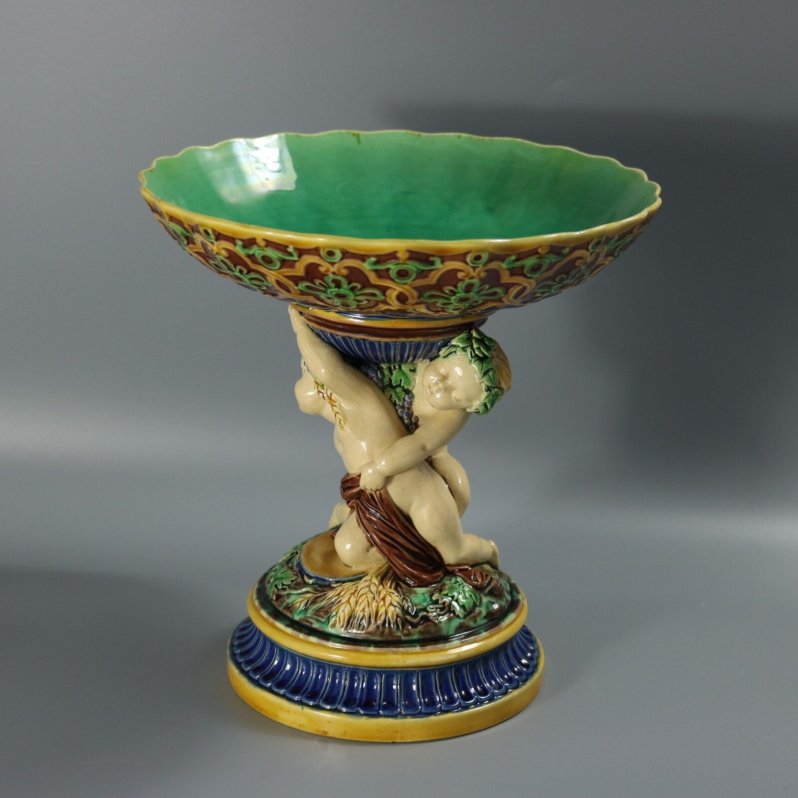 Minton Majolica Putti Comport, 19e eeuw photo furniture